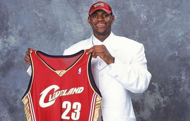 篮球历史排名前十球员_历史最久的篮球队_nba球队队史纪录