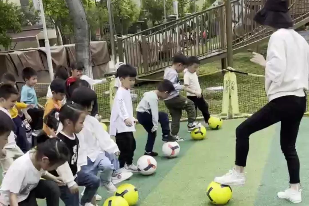 足球游戏规则牌幼儿园_踢足球纸牌玩法_足球纸牌游戏