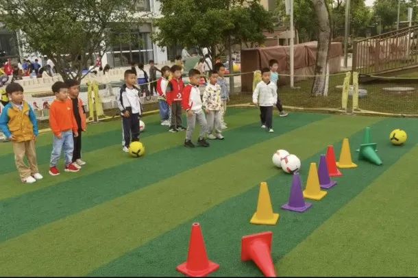 足球游戏规则牌幼儿园_踢足球纸牌玩法_足球纸牌游戏