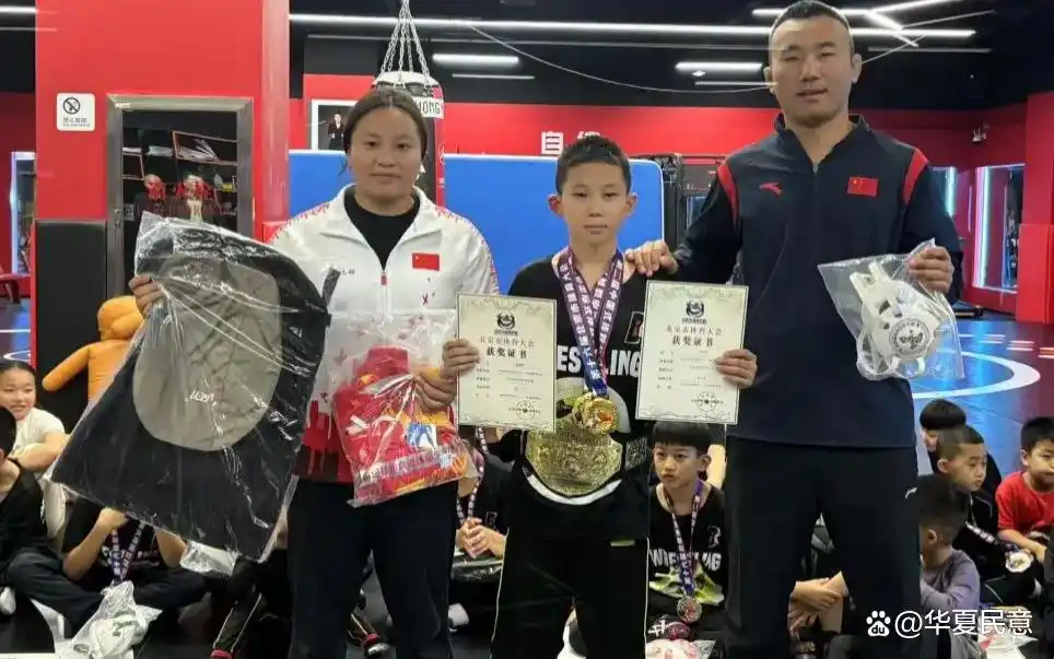 游泳运动员张_游泳冠军张瑞教练是谁啊_游泳女冠军张